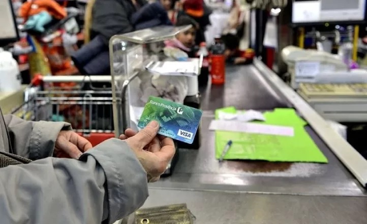 Los argentinos cada vez se endeudan más para comprar la comida