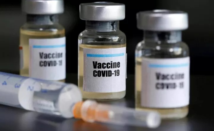 Vacuna de Oxford: Por un voluntario que presentó una reacción adversa fuerte se frenaron las pruebas