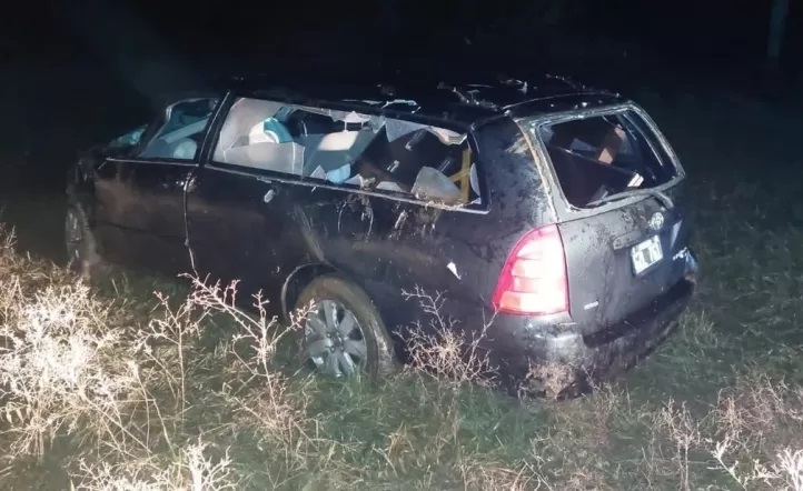 Conductor alcoholizado cayó en un arroyo con un coche fúnebre, dos muertos