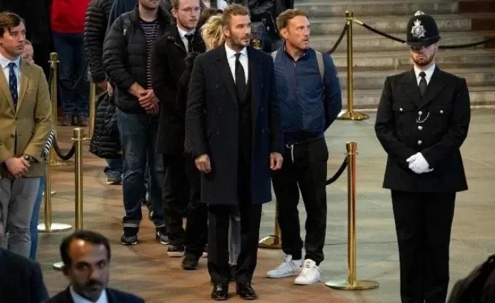 El futbolista David Beckham hizo doce horas de fila para despedir a la reina