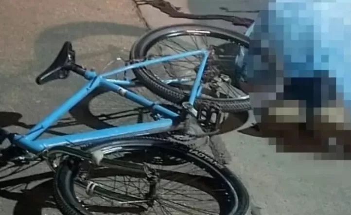 Mendoza, Joven ciclista venía agarrado de camión de soda, se cayó y murió aplastado