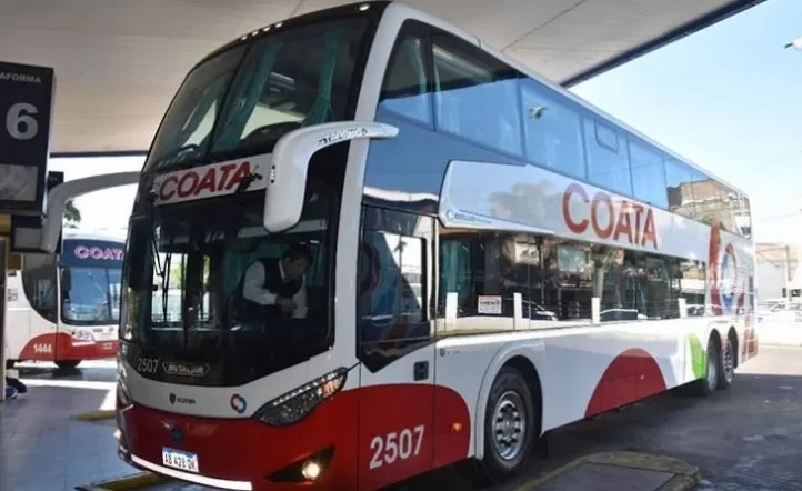 Insólito, chofer abandonó a 17 pasajeros de un micro en medio de una ruta de Córdoba