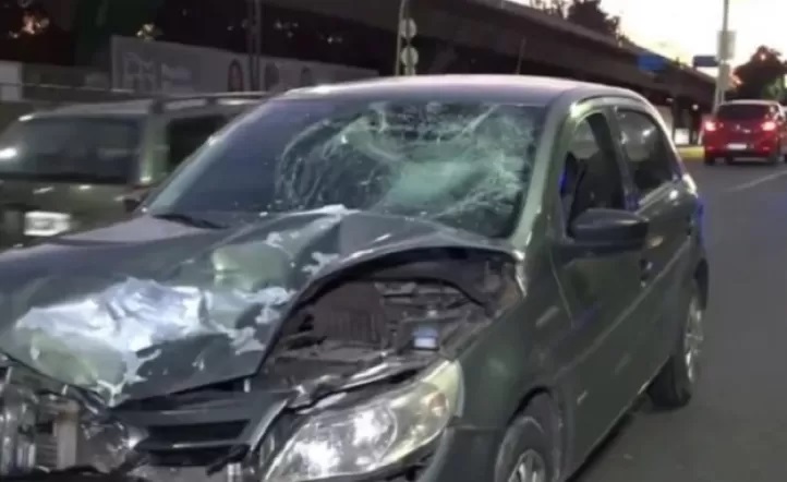 Un automovilista alcoholizado se metió de contramano en el túnel de Libertador y chocó a un delivery