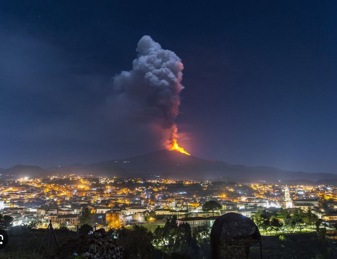 Conmoción en Italia, el volcán Etna entró en erupción