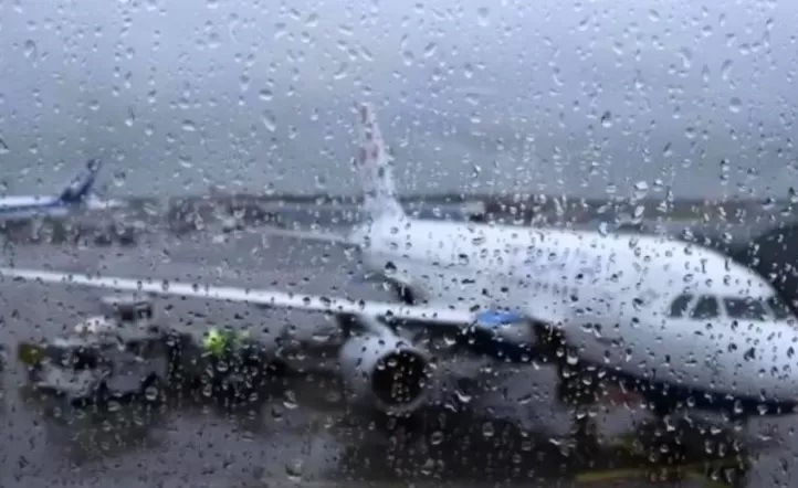 Por la tormenta siguen las demoras en los vuelos de Aeroparque