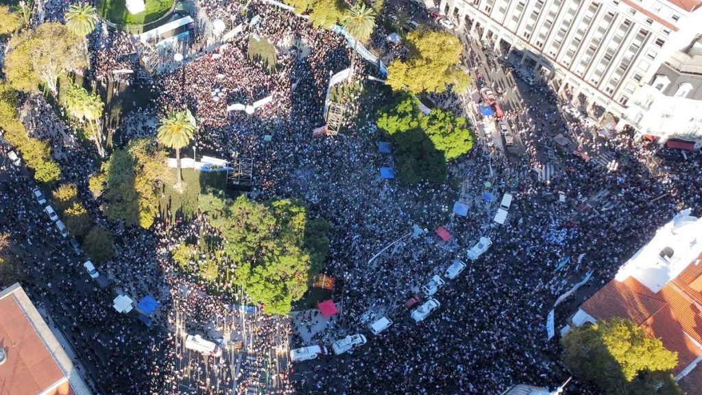 Masiva marcha en apoyo a la UBA en Plaza de Mayo