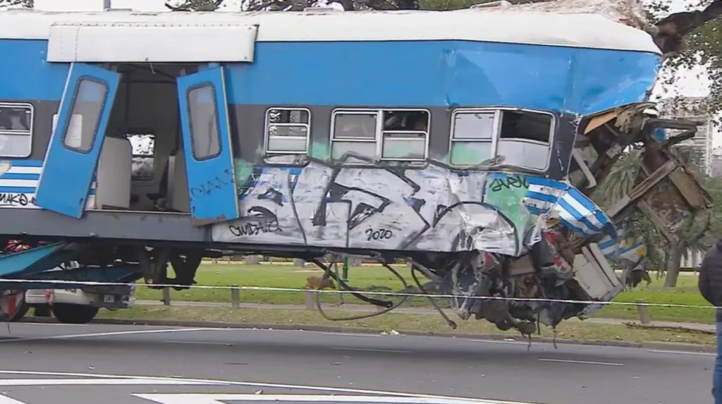 Se decretó la emergencia ferroviaria luego del choque de trenes en Palermo