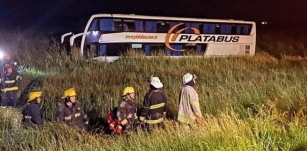 Chofer sufrió un paro cardíaco en plena Ruta 2, despistó, el micro terminó en una zanja: el conductor murió